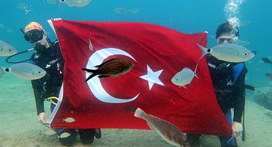 DENİZİN DİBİNDE TÜRK BAYRAĞI AÇTILAR