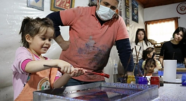 DEPREMZEDE MİNİKLER İLK KEZ EBRU YAPTI