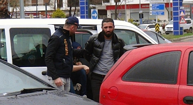 DEPREMZEDE VATANDAŞLARI DOLANDIRDI