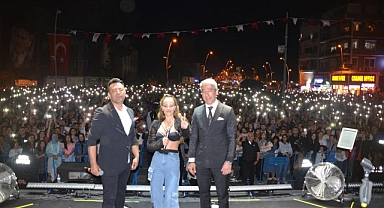DERYA ULUĞ MARMARİS’TE 23 NİSAN KONSERİ VERDİ