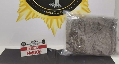 DURDURULAN TAKSİDE 1 KİLO SKUNK ELE GEÇİRİLDİ