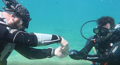 FETHİYE'DE DALGIÇLAR DENİZ DİBİNDE BAYRAMLAŞTI