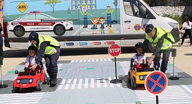 JANDARMA EKİPLERİNDEN ÖĞRENCİLERE TRAFİK EĞİTİMİ
