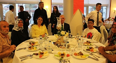 KAYMAKAM AKSOY DEPREMZEDELER İLE İFTARDA BULUŞTU