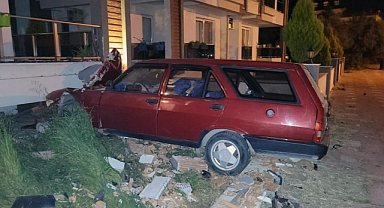 KONTROLDEN ÇIKAN OTOMOBİL EVİN BALKONUNA ÇARPTI