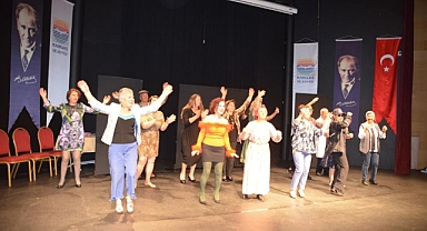 MARMARİS'TE “KADINLIK BİZDE KALSIN SAHNELENDİ”