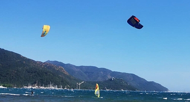 MARMARİS'TE SÖRFÇÜLER RENKLİ GÖRÜNTÜLER OLUŞTURDU