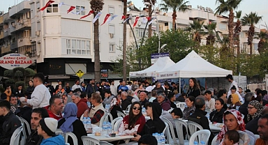MARMARİSLİLER İFTARDA ATATÜRK MEYDANI'NDA BULUŞTU