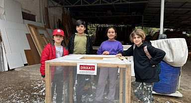 ÖĞRENCİLERDEN ÇAM KESE BÖCEĞİ ZARARLISINA KAFESLİ ÖNLEM