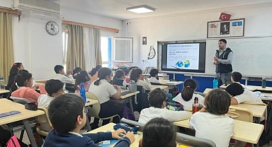 ÖĞRENCİLERE ATIK YÖNETİMİ VE GERİ DÖNÜŞÜM EĞİTİMİ VERİLİYOR