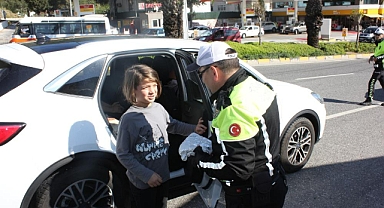 TRAFİK POLİSLERİ SÜRÜCÜLERİ UYARDI, ÇOCUKLARA HEDİYE DAĞITTI