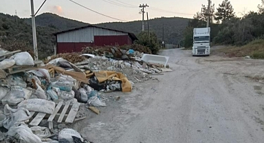 TURİSTİK BELDE GÜLLÜK ADETA ÇÖPLÜK OLDU