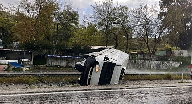 YAĞIŞLA KAYGANLAŞAN YOLDA ARAÇ DEVRİLDİ