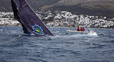 YELKEN YARIŞLARINDA TEKNELER ÇARPIŞTI, 1 TEKNE BATTI, 7 TEKNE HASAR ALDI