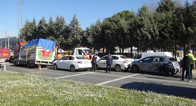 ZİNCİRLEME KAZADA 8 ARAÇ BİRBİRİNE GİRDİ