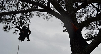 16 PARAŞÜT SAVRULDU, 17 KİŞİ HASTANELİK OLDU