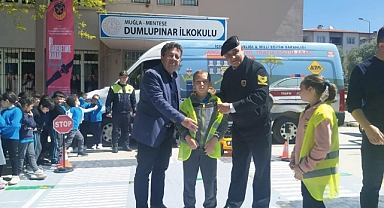 JANDARMADAN ÖĞRENCİLERE REFLEKTİF YELEK