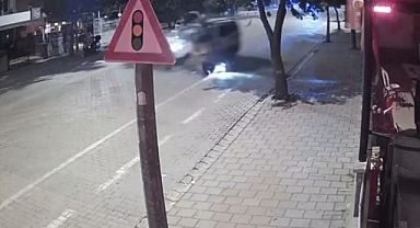 KONTROLDEN ÇIKAN KAMYONET, MOTOSİKLETE ÇARPTI 2 YARALI