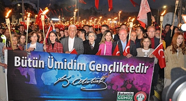MENTEŞE'DE 19 MAYIS COŞKUSU GECE DE SÜRDÜ