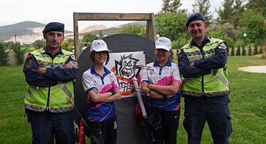 MİNİK OKÇULAR TRAFİK CANAVARINI HEDEF ALDI