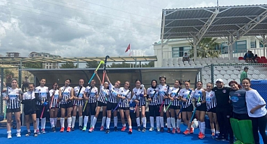 MUĞLA KADIN HOKEY TAKIMI TÜRKİYE İKİNCİSİ OLDU