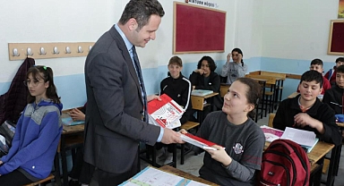 ÖĞRENCİLER İÇİN YENİ KAYNAK KİTAPLAR ÜCRETSİZ OLARAK DAĞITILMAYA BAŞLADI