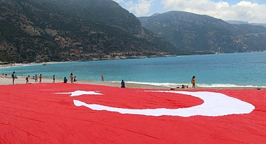 ÖLÜDENİZ SAHİLİNDE DEV TÜRK BAYRAKLI 19 MAYIS KUTLAMASI