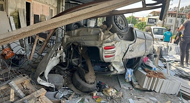 OTOMOBİL MERMER DÜKKANINA DALDI: 1 YARALI