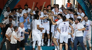 ŞAMPİYONLUK KUPASINI KALDIRDILAR