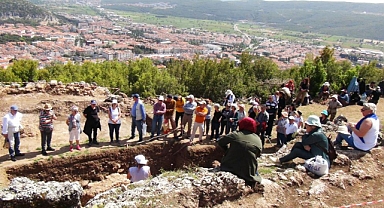 TAZELENME ÜNİVERSİTESİ ÖĞRENCİLERİ ARKEOLOJİ DERSİNİ MOBOLLA'DA YAPTI