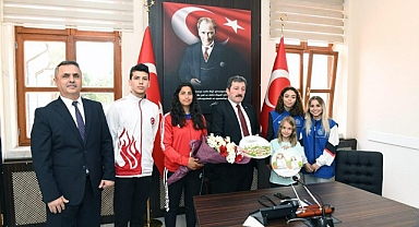 VALİ TAVLI, ŞAMPİYON SPORCU VE GÖNÜLLÜ GENÇLERLE BİR ARAYA GELDİ