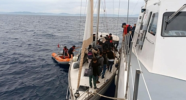 YELKENLİ TEKNE İLE KAÇARKEN YAKALANDILAR