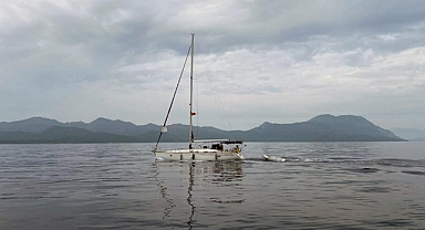 YELKENLİ TEKNEDE 2 RUS GÖÇMEN KAÇAKÇISI VE 83 GÖÇMEN YAKALANDI