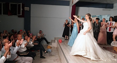 BAŞKAN UZUNDEMİR LİSELİLERİN TİYATRO OYUNUNU İZLEDİ