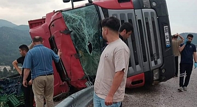 DEVRİLEN KAMYONUN SÜRÜCÜSÜ ÖLDÜ