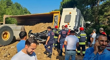 FECİ KAZA KAMYON MİNİBÜSÜN ÜZERİNE DEVRİLDİ