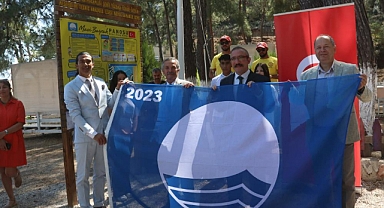 FETHİYE'DE OKULUN İŞLETTİĞİ BÜYÜK SAMANLIK KOYU'NA 'MAVİ BAYRAK' ÇEKİLDİ