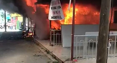 FETHİYE’DE OYUNCAK DÜKKANI KÜLE DÖNDÜ