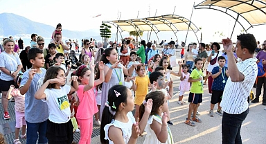 FETHİYE UÇURTMA ŞENLİĞİ'NDE GÖNÜLLERİNCE EĞLENDİLER