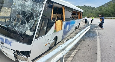 GÖCEK’TE KONTROLDEN ÇIKAN OTOBÜS REFÜJDEKİ KANALA DÜŞTÜ