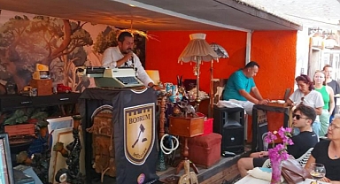 KAYMAKAM ESKİ DAKTİLOLARI MEZATTA SATIP, GELİRİNİ ENGELLİ ÖĞRENCİLERE BAĞIŞLADI