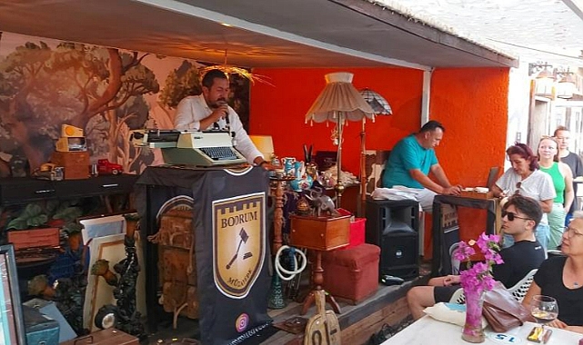 KAYMAKAM ESKİ DAKTİLOLARI MEZATTA SATIP, GELİRİNİ ENGELLİ ÖĞRENCİLERE BAĞIŞLADI