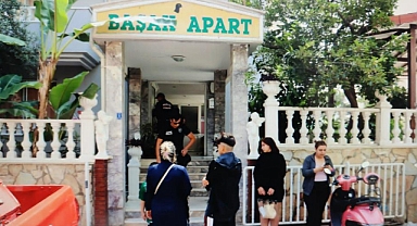 KİRACISININ KAPISINA KİMYASAL SIVI DÖKTÜ, 5 KİŞİ HASTANELİK OLDU