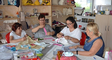 MAKKO BAYRAMA NEŞE KATMAK İÇİN KOLLARI SIVADI