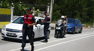 MARMARİS’E BİR GÜNDE 17 BİN ARAÇ GİRİŞ YAPTI
