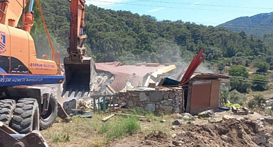 MERADAKİ KAÇAK BİNA VE EKLENTİLER YIKILDI