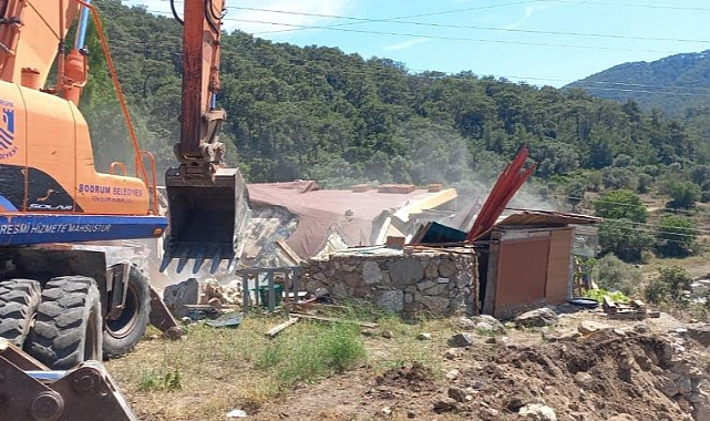 MERADAKİ KAÇAK BİNA VE EKLENTİLER YIKILDI