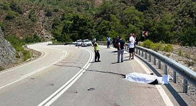 MOTOSİKLET BARİYERLERE ÇARPTI 1 ÖLÜ