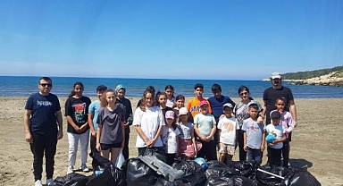 ÖĞRENCİLER KARADERE PLAJI'NDA ÇEVRE TEMİZLİĞİ YAPTI