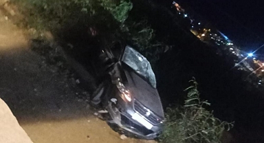 OTOMOBİL DUVARDAN AŞAĞI DEVRİLDİ